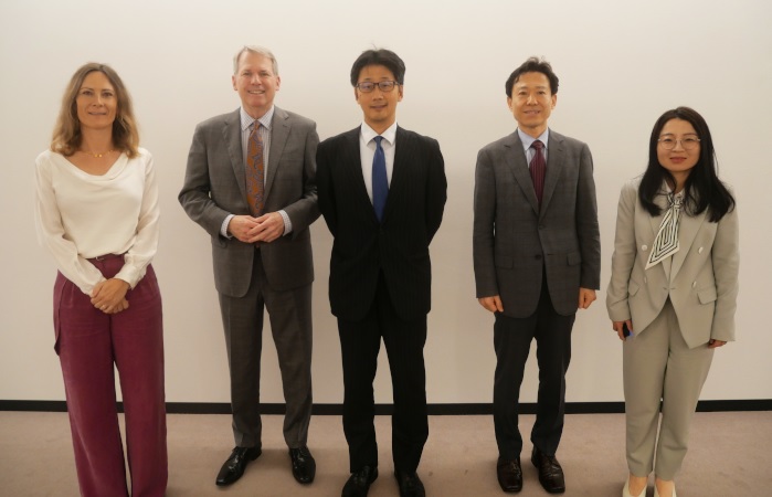 （画像）山下審査業務部長（写真中央）と参加した各庁の代表者