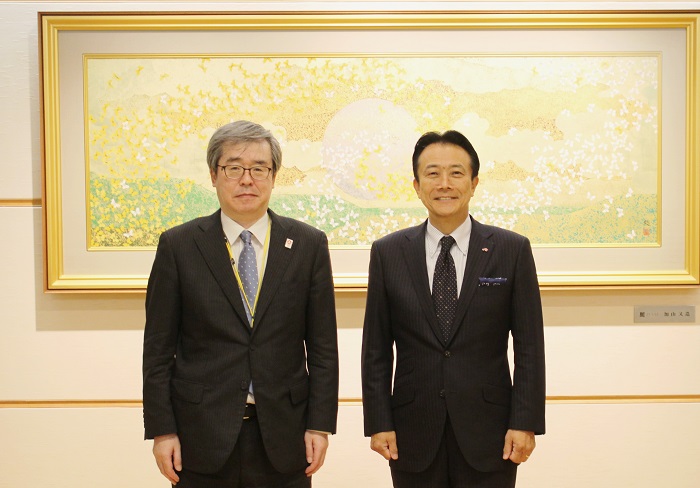 （画像）味の素株式会社藤江取締役代表執行役社長Chief Executive Officer（右）、特許庁濱野長官（左）