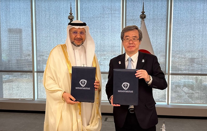 Photo - MoC Signing Ceremony. Dr. Al Swailem, CEO of the SAIP（left）and Mr. HAMANO Koichi, JPO Commissioner (right)