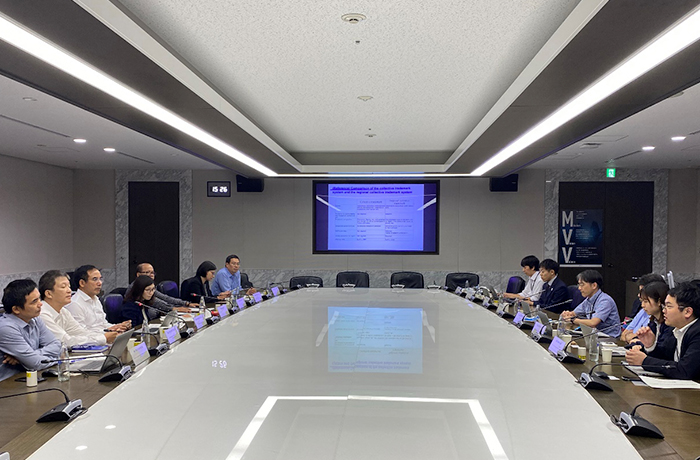 Photo - Exchanging opinions with officials of the Regional Collective Trademark System (Left: IP Viet Nam, Right: JPO)