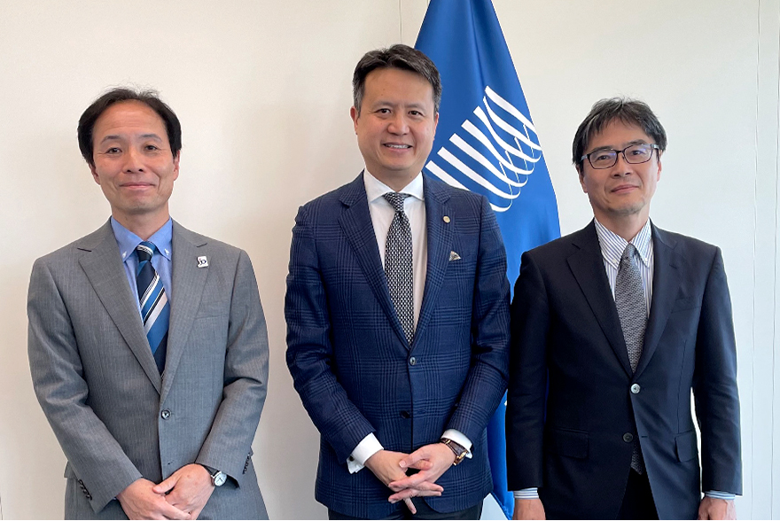 （画像）タン事務局長（WIPO）との会談※左から安田特許技監、タン事務局長、小野長官