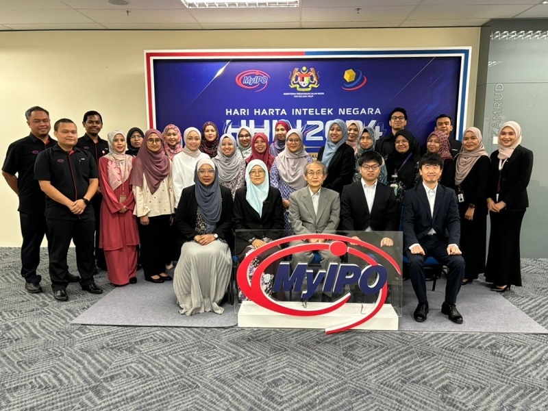 Photo - Group photograph
