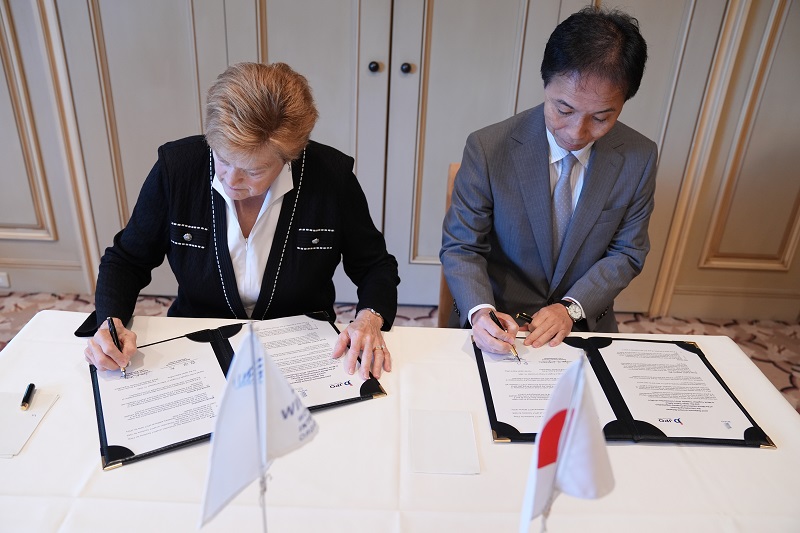 （写真2）署名の様子 - ヨーゲンセン事務局次長（左）、安田特許技監（右）