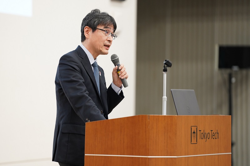 （写真）開催者挨拶と基調講演の様子