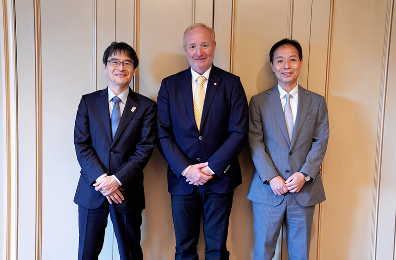 （写真）左から、小野長官、カンピーノス長官、安田特許技監