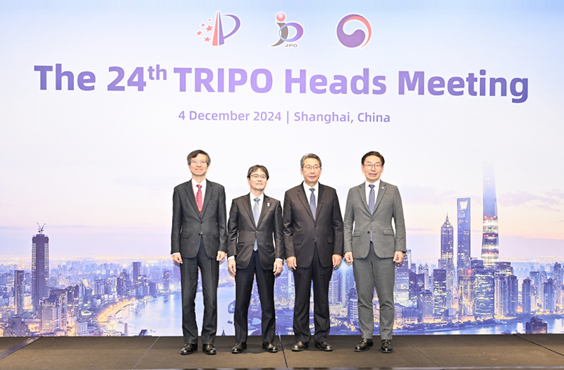 （写真）日中韓特許庁長官会合　左からTCS（日中韓協力事務局）李（イ）事務局長、小野長官、申（シェン）局長、金（キム）庁長
