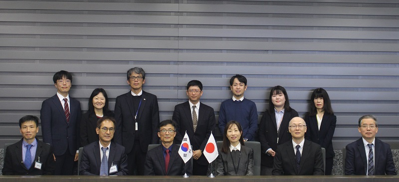Photo - Group photo Front row, third from left: YOON Jongseok, Chief Presiding Administrative Judge of the Intellectual Property Trial and Appeal Board (IPTAB), KIPO; front row, third from right: TAMURA Kiyoko, Director-General of the Trial and Appeal Department (TAD), JPO; front row, second from right: MORIFUJI Atsushi, Executive Chief Administrative Judge of the TAD, JPO.