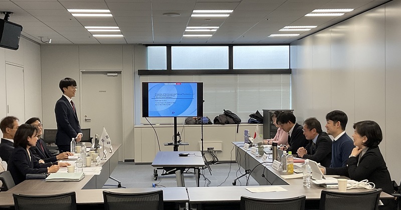 Photo - Discussion at the working group on trademark cases Second from the back on the right side: TAKANO Kazuyuki, Senior Director of the Board of Trial and Appeal of the TAD, JPO