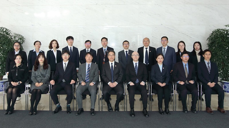 Photo - Participants at the 11th JPO-CNIPA-KIPO Joint Experts Group for Trial and Appeal (JEGTA).Front row, fourth  from left: LEE Hojo, Chief Presiding Administrative Judge (Director-General), Board 7, of the Intellectual Property Trial and Appeal Board (IPTAB), KIPO;front row, fifth from left: Gao Xin, Director-General of the Patent Reexamination and Invalidation Department (PRD), CNIPA;front row, sixth from left: MORIFUJI Atsushi, Executive Chief Administrative Judge of the Trial and Appeal Department (TAD), JPO.