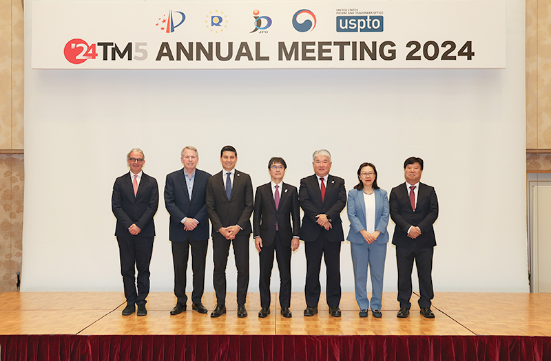 Photo - Representatives from TM5 offices and WIPO　(From left: Mr. David MULS, Senior Director, Madrid Registry, Brands and Designs Sector, WIPO; Mr. David GOODER, Commissioner for Trademarks, USPTO; Mr. Andrea DI CARLO, Deputy Executive Director, EUIPO; Mr. ONO Yota, Commissioner, JPO; Mr. MOROTA Akihiko, Director-General, Trademark and Customer Relations Department, JPO; Ms. YUAN Qi, Inspector level Ⅰ (Director General level), International Cooperation Department, CNIPA; Mr. Choonmoo LEE, Director General, Trademark & Design Examination Bureau, KIPO)
  