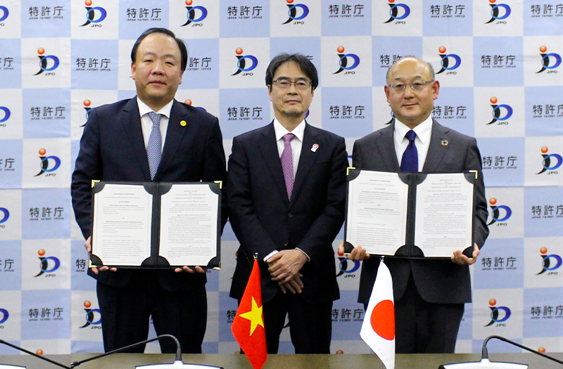 （写真）国際知的財産保護フォーラム（IIPPF）と ベトナム市場管理総局（DMS）とのMOU 署名式　リンDMS総局長（左）、小野長官（中央）、小林IIPPF座長（右）
  