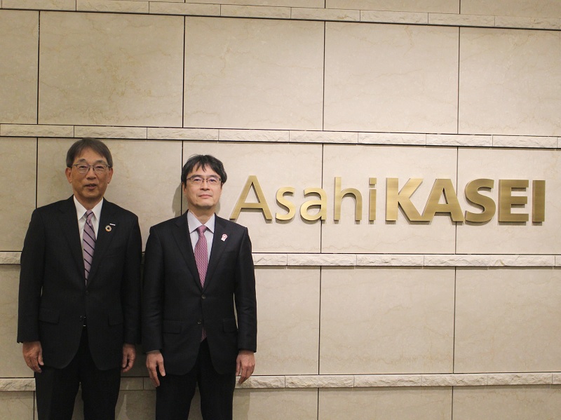 （写真）旭化成株式会社との意見交換 旭化成株式会社工藤代表取締役社長（左）、特許庁小野長官（右）