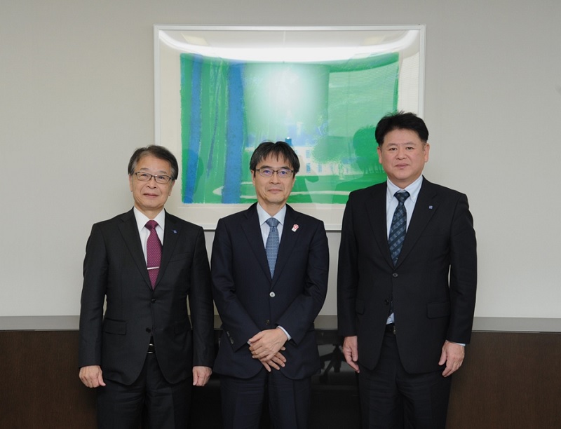 （写真）株式会社明電舎との意見交換 株式会社明電舎三井田会長（左）、井上社長（右）、特許庁小野長官（中）