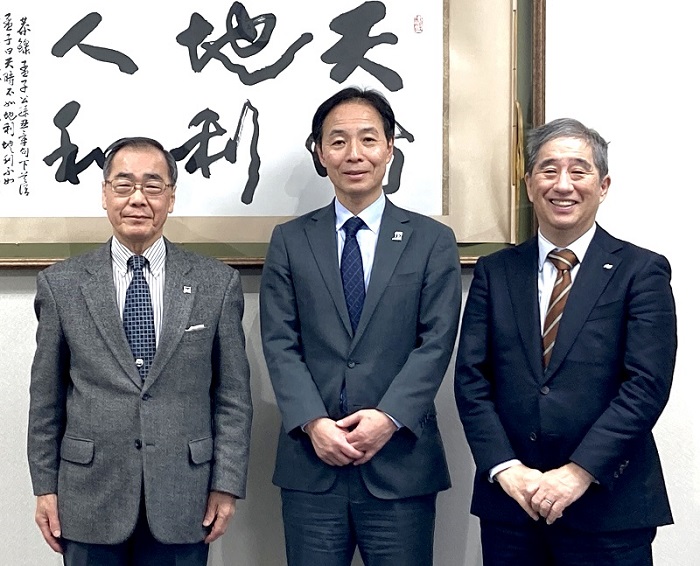 （写真）東海国立大学機構との意見交換　松尾機構長（左）、安田特許技監（中央）、杉山総長（右）