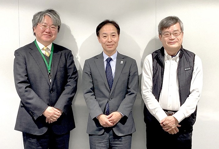 （写真）天野教授、須田教授との意見交換　須田教授（左）、安田特許技監（中央）、天野教授（右）