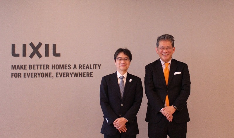 （写真）株式会社LIXILとの意見交換-株式会社LIXIL瀬戸社長（右）、特許庁小野長官（左）