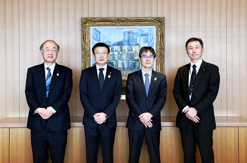 （写真1）ダイキン工業株式会社との意見交換　ダイキン工業株式会社竹中社長（中央左）、山本常務専任役員（左）、安部知的財産部長（右）、特許庁小野長官（中央右）