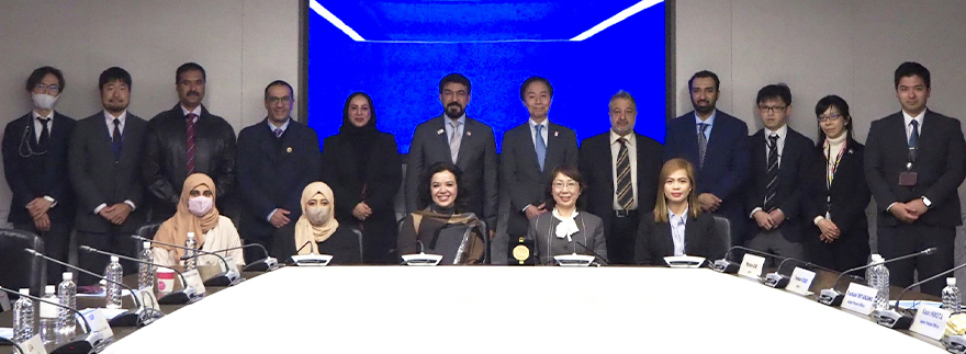（写真）安田特許技監表敬　EIPA会長のMajor General Dr. Abdelqudous Abdelrazaq Al-Obaidli（上段左から6人目）、安田特許技監（同7人目）