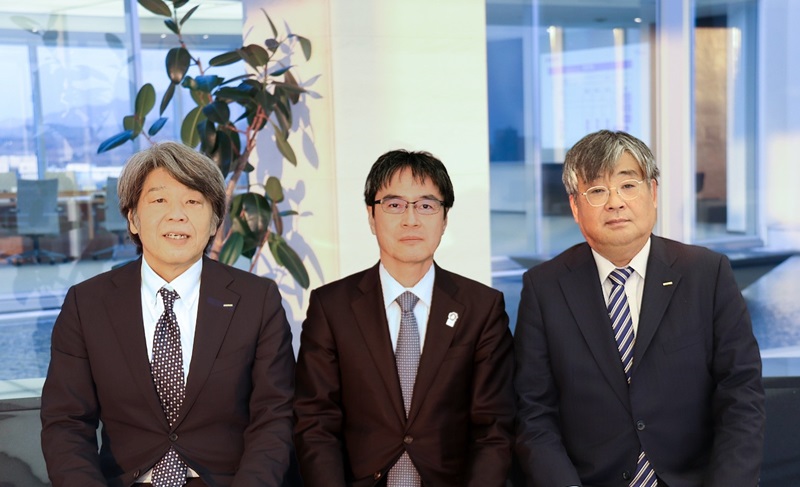 （写真）シスメックス株式会社との意見交換　シスメックス株式会社浅野代表取締役社長（右）、吉田常務執行役員 CTO（左）、特許庁小野長官（中）