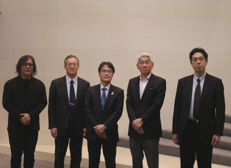 （写真）株日本電気株式会社との意見交換 - 日本電気株式会社森田社長（中央右）、西原CTO（中央左）、井本知的財産部門長（右）、勝沼Chief Design Officer（左）、特許庁小野長官（中央）
