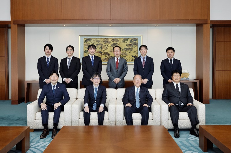 （写真）キヤノン株式会社との意見交換
御手洗会長兼社長CEO（前列中央右）、真竹常務執行役員知的財産法務本部長（前列右）、
小野特許庁長官（前列中央左）、滝澤特許庁総務部長（前列左）