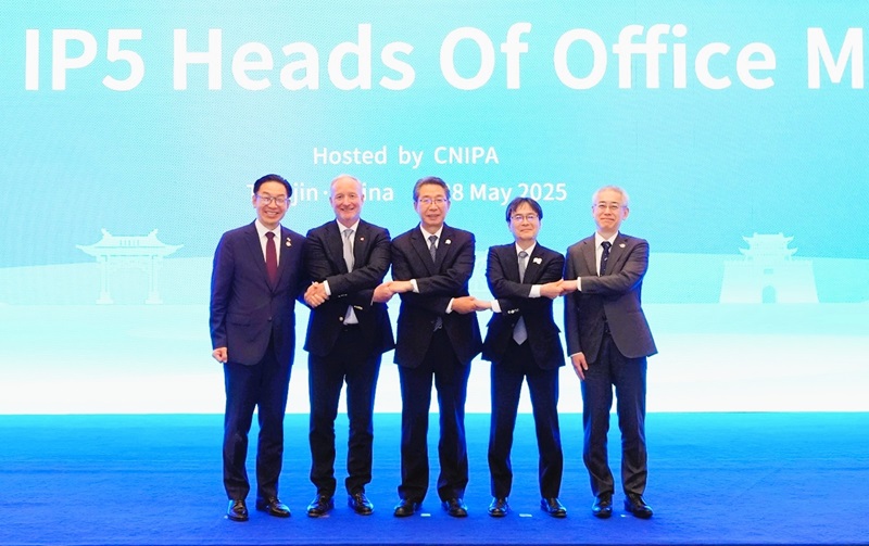 （写真1）五庁長官会合の集合写真(左から順に、キム庁長(KIPO)、カンピーノス長官(EPO)、申局長(CNIPA)、小野長官(JPO)、五十棲上級部長(WIPO)　写真提供：CNIPA 