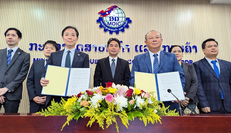 （写真1）協力声明署名式（（左）JPO安田特許技監、（中央）ラオス商工省ヴォンサイ副大臣、（右）ラオスDIPノーラシン局長）