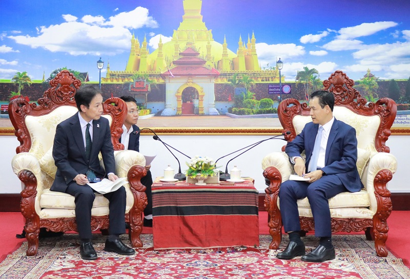（写真2）ラオス商工省コマシット大臣への表敬訪問（（左）JPO安田特許技監、（右）ラオス商工省コマシット大臣）