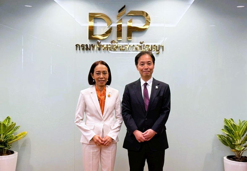 （写真3）タイDIPとの意見交換（（左）タイDIPヌサラ局長、（右）JPO安田特許技監）