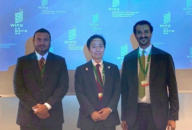 （画像）アルマリ経済観光大臣（UAE）との会談 ※左からアルムシャラク大使、安田特許技監、アルマリ経済観光大臣
