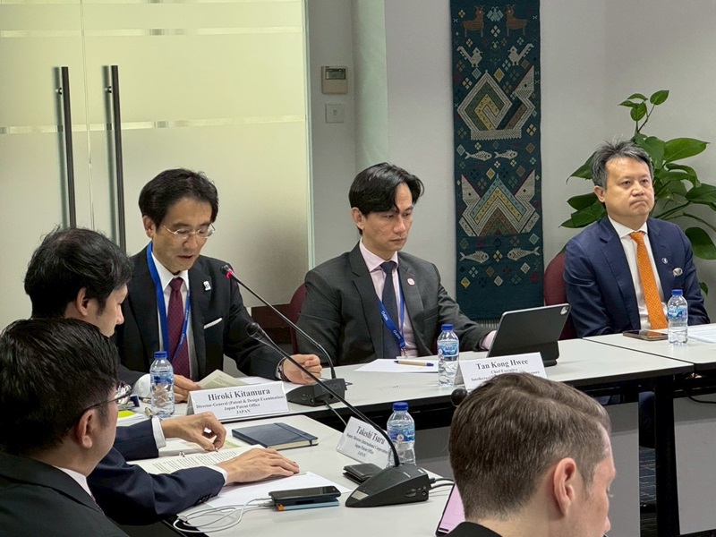 （写真1）北村審査第一部長による冒頭挨拶（左から、北村部長（JPO）、タン・コン・フイ長官（IPOS）、ダレン・タン事務局長（WIPO）