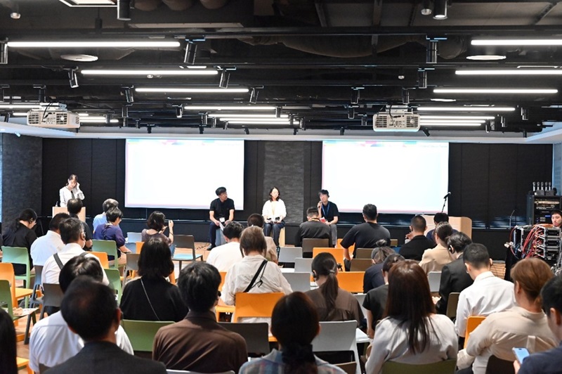 （写真4）官庁によるプレゼンテーションの様子（左：JPO　意匠課　意匠審査企画官　尾曲 幸輔、中央：CNIPA　外観設計審査部第五審査課 課長　チュ・イ氏、右：KIPO　デザイン審査政策課　課長　キム・ジメン氏）