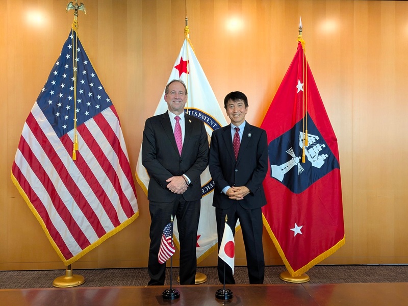 （写真）左から、スクワイアーズ長官、河西長官