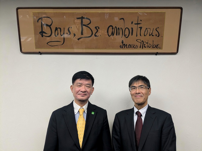 (写真)瀬戸口理事・副学長との意見交換 瀬戸口理事・副学長(左)、諸岡審査第三部長(右)