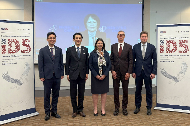 (写真)ID5各庁及びWIPO代表者の集合写真(北村審査第一部長(左から二番目))