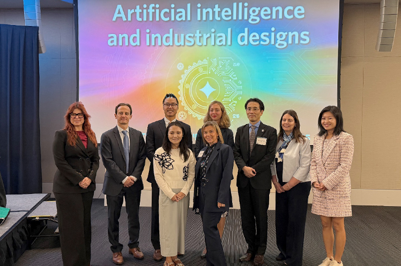 (写真)国際ラウンドテーブル「AIと意匠」登壇者の集合写真(北村審査第一部長(右から三番目))