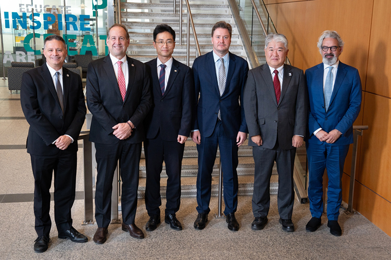 （写真）師田審査業務部長（写真右から2番目）と参加した各庁及びWIPOの代表者