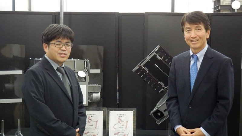 （写真）株式会社アークエッジ・スペースとの意見交換 - 福代代表取締役CEO（左）、河西長官（右）