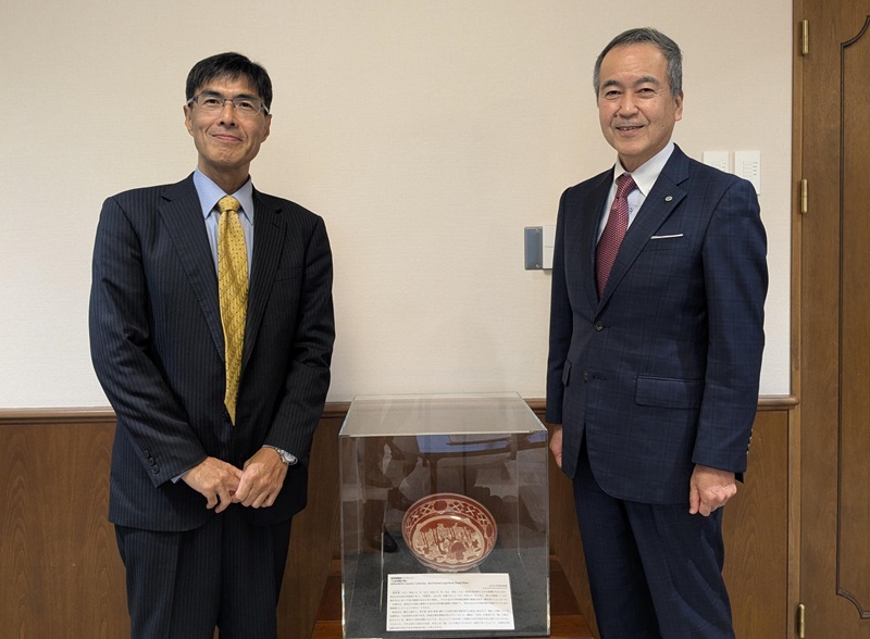 （写真1）和田学長との意見交換　諸岡審査第三部長（左）、和田学長（右）