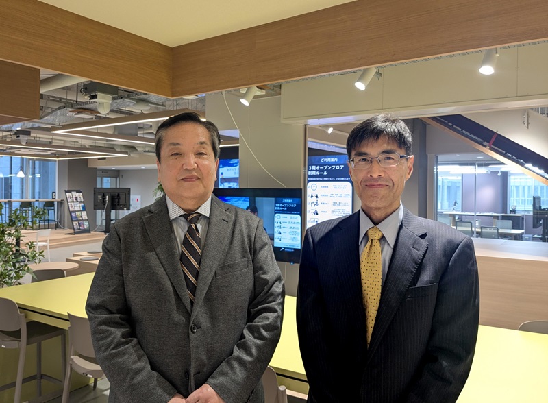 （写真2）中村理事・副学長との意見交換　中村理事・副学長（左）、諸岡審査第三部長（右）