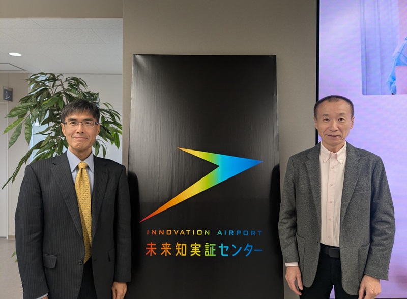 （写真3）松本副学長との意見交換　諸岡審査第三部長（左）、松本副学長（右）