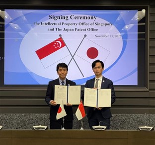 （画像）署名式の様子タン長官（右）、河西長官（左）