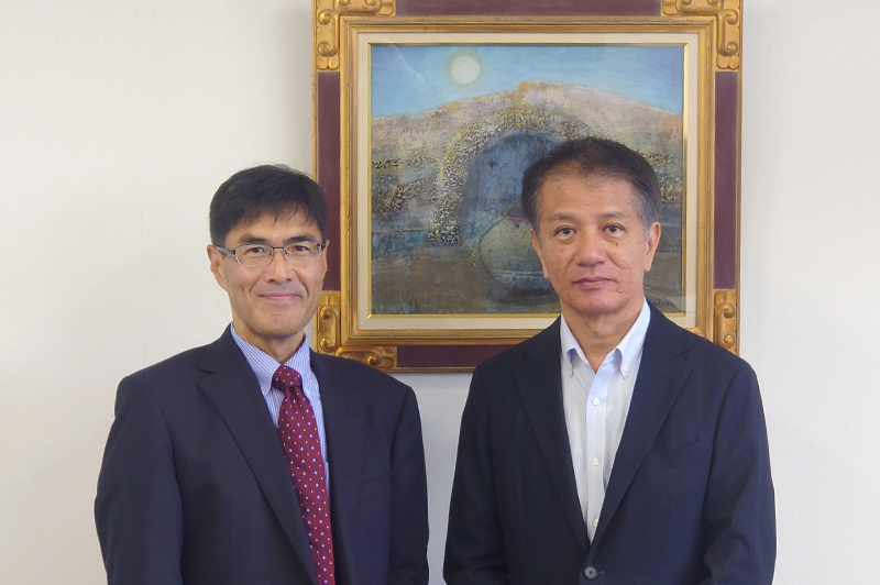 （写真）名嘉村理事・副学長との意見交換　諸岡審査第三部長（左）、名嘉村理事・副学長（右）