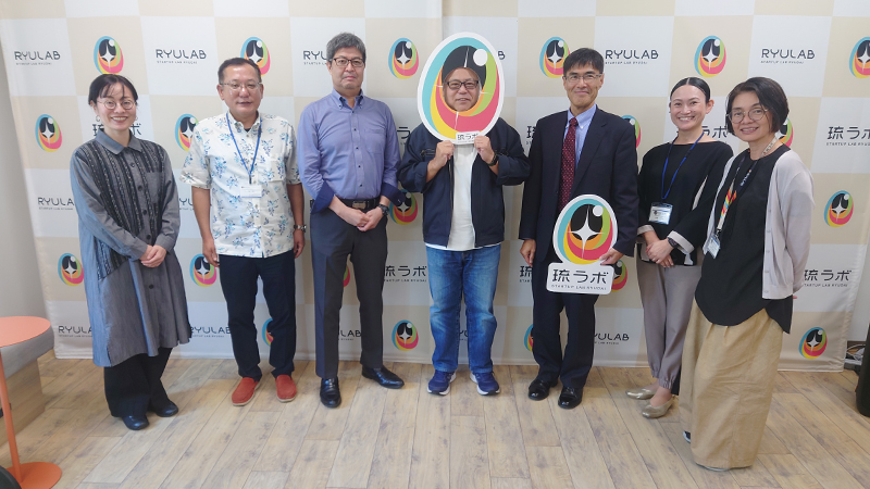 （写真）末吉学長補佐、研究共創機構の方々との意見交換　末吉学長補佐（中央）、諸岡審査第三部長（中央右）
    