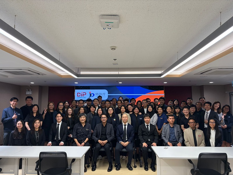 Photo - Group photograph