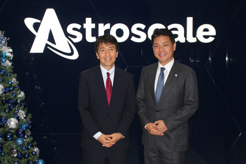 （写真）株式会社アストロスケールホールディングスとの意見交換　河西特許庁長官（左）、岡田代表取締役社長兼CEO（右）