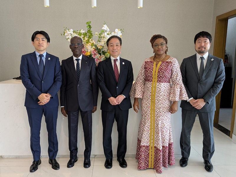 (写真)OAPIとのバイ会談(左から2人目:ボウスー長官、3人目:安田特許技監)