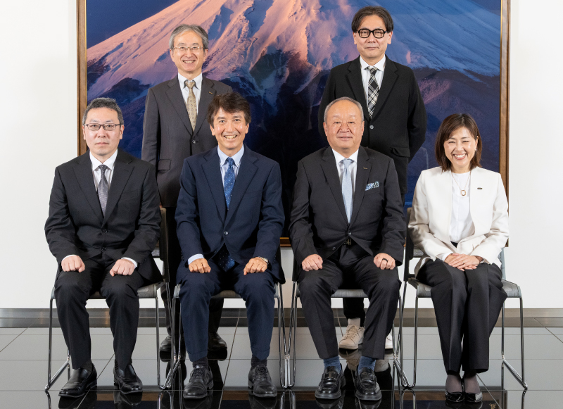 （写真）富士フイルムホールディングス株式会社との意見交換 - 後藤代表取締役社長・CEO（前列中央右）、佐久間執行役員知的財産部長（前列右）、髙田執行役員ガバメントリレーションズ推進部長（後列左）、堀切執行役員デザイン戦略室長 （後列右）、河西特許庁長官（前列中央左）、吉澤特許庁総務部長（前列左）