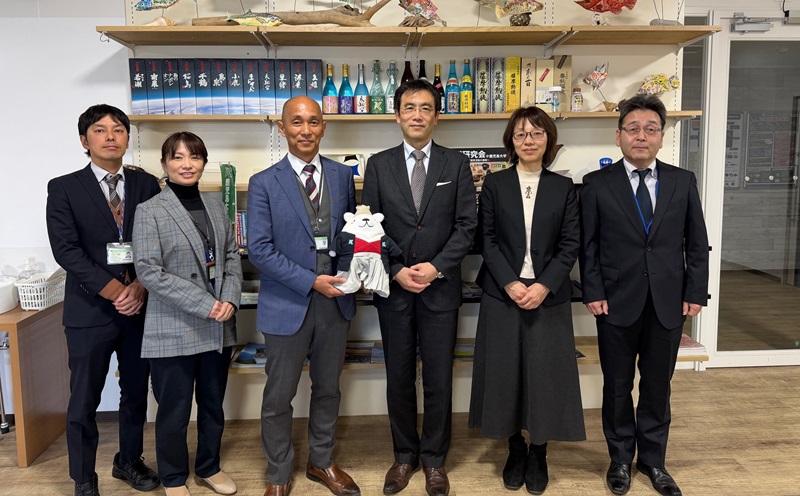 （写真）鹿児島大学との意見交換 - 藤枝センター長（中央左）、北村審査第一部長（中央右）、村上副センター長（右から二番目）