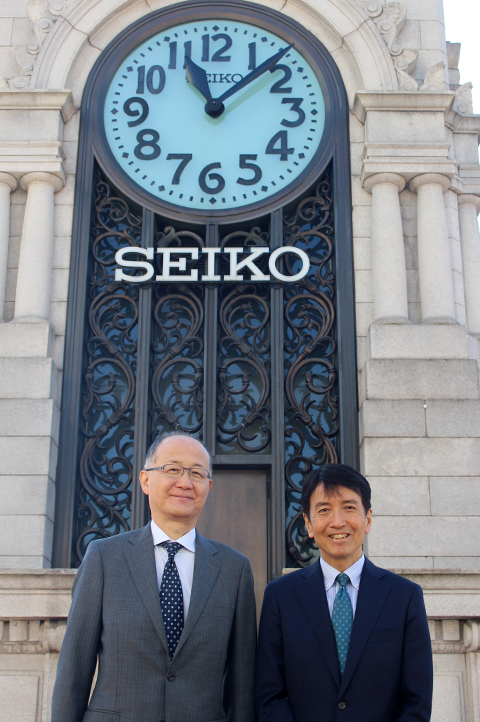 （写真）セイコーグループ株式会社との意見交換　高橋代表取締役社長（左）、河西長官（右）